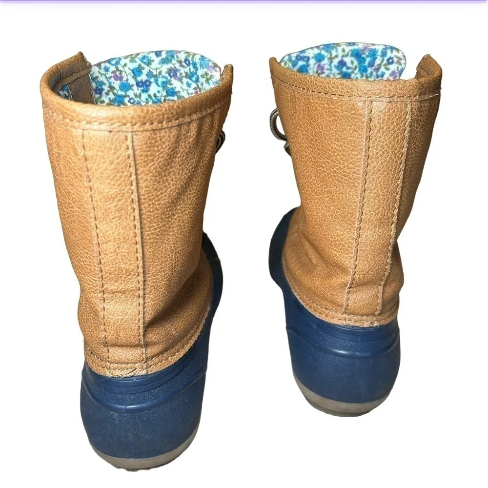 BLUE SUEDESHOES BROWN & NAVY BLUE RUBBER DUCK BOOTS, SIZE 7